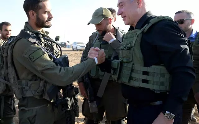 Benjamin Netanyahu meets with Golani soldiers