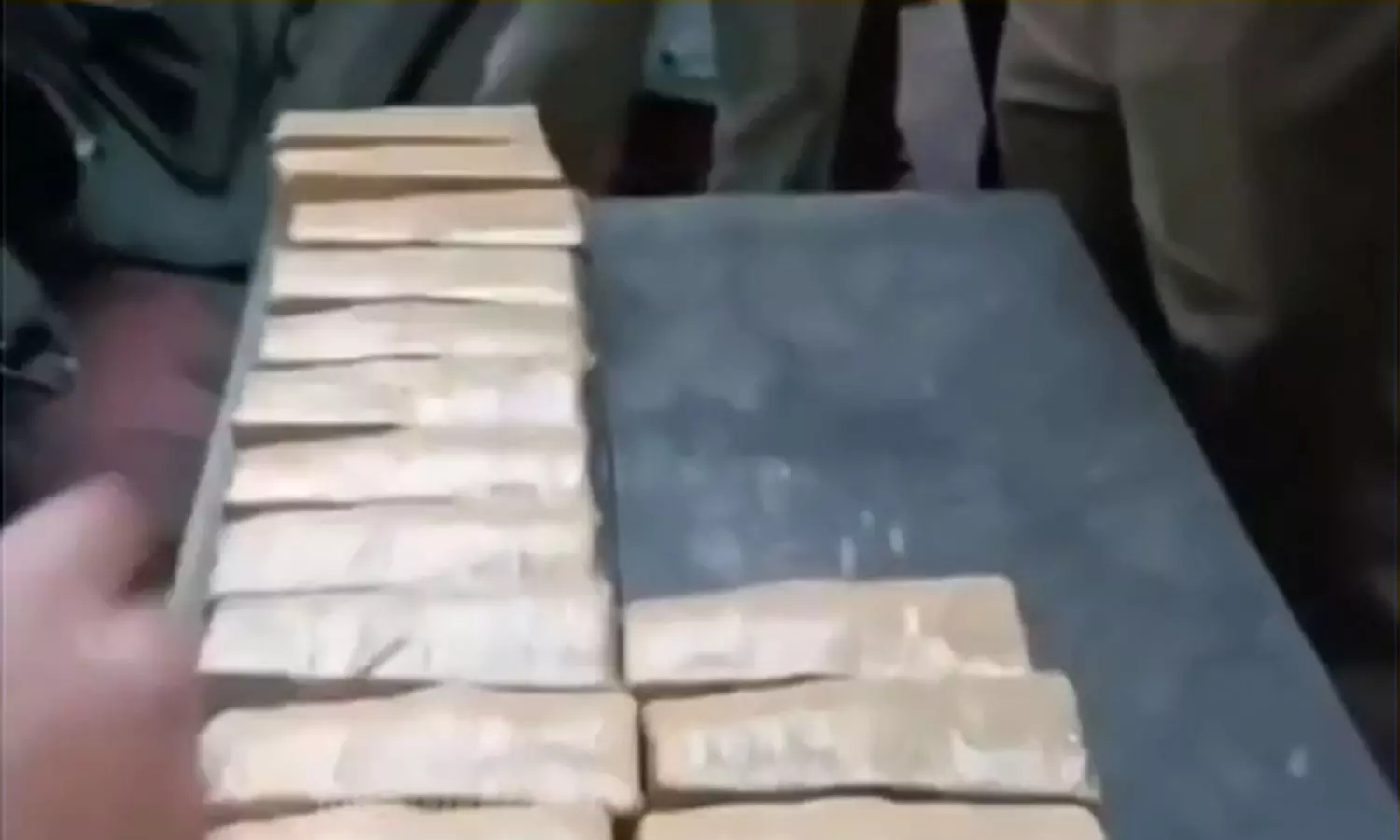 കാറിന്റെ രഹസ്യ അറയിൽ രണ്ട് കോടിയുടെ കുഴൽപ്പണം; പെരുമ്പാവൂരിൽ 2 പേർ പിടിയിൽ കാറിന്റെ രഹസ്യ അറയിൽ രണ്ട് കോടിയുടെ കുഴൽപ്പണം; പെരുമ്പാവൂരിൽ 2 പേർ പിടിയിൽ