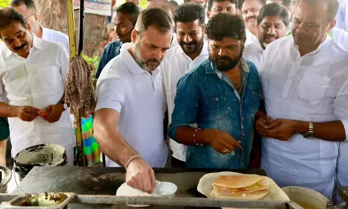 തട്ടുകടയിൽ ദോശ ചുട്ട് രാഹുൽ ഗാന്ധി; തെലങ്കാന തെരഞ്ഞെടുപ്പ് പ്രചാരണത്തിനിടെ പാചക പരീക്ഷണം