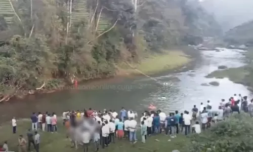 തൃശൂർ ഷോളയാറിൽ അഞ്ച് പേർ പുഴയിൽ മുങ്ങിമരിച്ചു