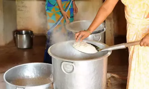 50.12 crore sanctioned to school lunch cooks, lunch, school students, latest malayalam news, സ്‌കൂളിലെ ഉച്ചഭക്ഷണ പാചകക്കാർ, ഉച്ചഭക്ഷണം, സ്‌കൂൾ വിദ്യാർത്ഥികൾക്ക് 50.12 കോടി അനുവദിച്ചു, ഏറ്റവും പുതിയ മലയാളം വാർത്തകൾ