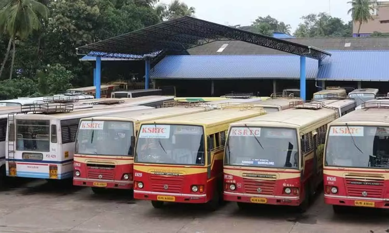 രണ്ടാം ഗഡു ഇതുവരെ കൊടുത്തില്ല: കെ.എസ്.ആർ.ടി.സി ജീവനക്കാരുടെ ശമ്പള വിതരണം വീണ്ടും അവതാളത്തിൽ രണ്ടാം ഗഡു ഇതുവരെ കൊടുത്തില്ല: കെ.എസ്.ആർ.ടി.സി ജീവനക്കാരുടെ ശമ്പള വിതരണം വീണ്ടും അവതാളത്തിൽ