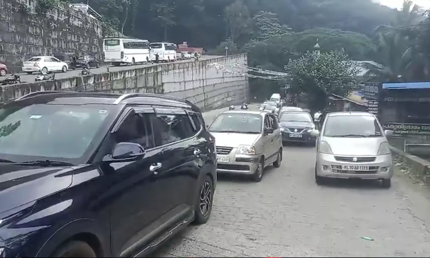 traveling, Passengers stuck in traffic jam for hours, calicut churam ,wayanad churam, latest malayalam news, churam block, യാത്ര, മണിക്കൂറുകളോളം ഗതാഗതക്കുരുക്കിൽ കുടുങ്ങിയ യാത്രക്കാർ, കോഴിക്കോട് ചുരം, വയനാട് ചുരം, ഏറ്റവും പുതിയ മലയാളം വാർത്തകൾ, ചുരം ബ്ലോക്ക് traveling, Passengers stuck in traffic jam for hours, calicut churam ,wayanad churam, latest malayalam news, churam block, യാത്ര, മണിക്കൂറുകളോളം ഗതാഗതക്കുരുക്കിൽ കുടുങ്ങിയ യാത്രക്കാർ, കോഴിക്കോട് ചുരം, വയനാട് ചുരം, ഏറ്റവും പുതിയ മലയാളം വാർത്തകൾ, ചുരം ബ്ലോക്ക്