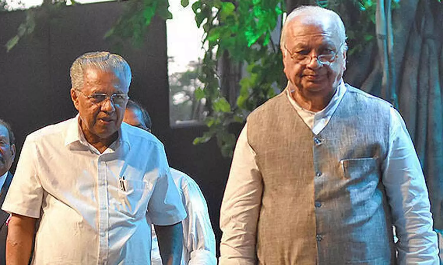 ബില്ലിൽ ഒപ്പിടാത്ത ഗവർണറുടെ തീരുമാനത്തിനെതിരെ നിയമപരമായ നീക്കം വേഗത്തിലാക്കാൻ സർക്കാർ ബില്ലിൽ ഒപ്പിടാത്ത ഗവർണറുടെ തീരുമാനത്തിനെതിരെ നിയമപരമായ നീക്കം വേഗത്തിലാക്കാൻ സർക്കാർ