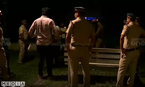 Police raid, Marine Drive,  hashish oil, latest malayalam news, പൊലീസ് റെയ്ഡ്, മറൈൻ ഡ്രൈവ്, ഹാഷിഷ് ഓയിൽ, ഏറ്റവും പുതിയ മലയാളം വാർത്തകൾ