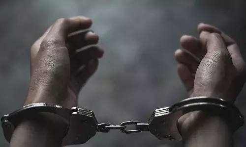 തടവുകാർക്ക് മയക്കുമരുന്ന് വിൽപന; സൈക്യാട്രിസ്റ്റിന് അഞ്ച് വര്ഷം തടവ് ശിക്ഷ തടവുകാർക്ക് മയക്കുമരുന്ന് വിൽപന; സൈക്യാട്രിസ്റ്റിന് അഞ്ച് വര്ഷം തടവ് ശിക്ഷ