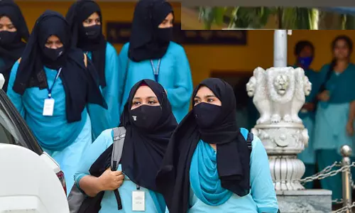 Hijab allowed to write exams in Karnataka, hiojab case in karnataka, latest malayalam news, കർണാടകയിൽ ഹിജാബ് ധരിച്ച് പരീക്ഷ എഴുതാൻ അനുമതി, കർണാടകയിൽ ഹിജാബ് കേസ്, ഏറ്റവും പുതിയ മലയാളം വാർത്ത
