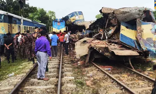 ബംഗ്ലാദേശിൽ ട്രെയിനുകൾ കൂട്ടിയിടിച്ച് 15 മരണം; നിരവധിപേർക്ക് പരിക്ക്