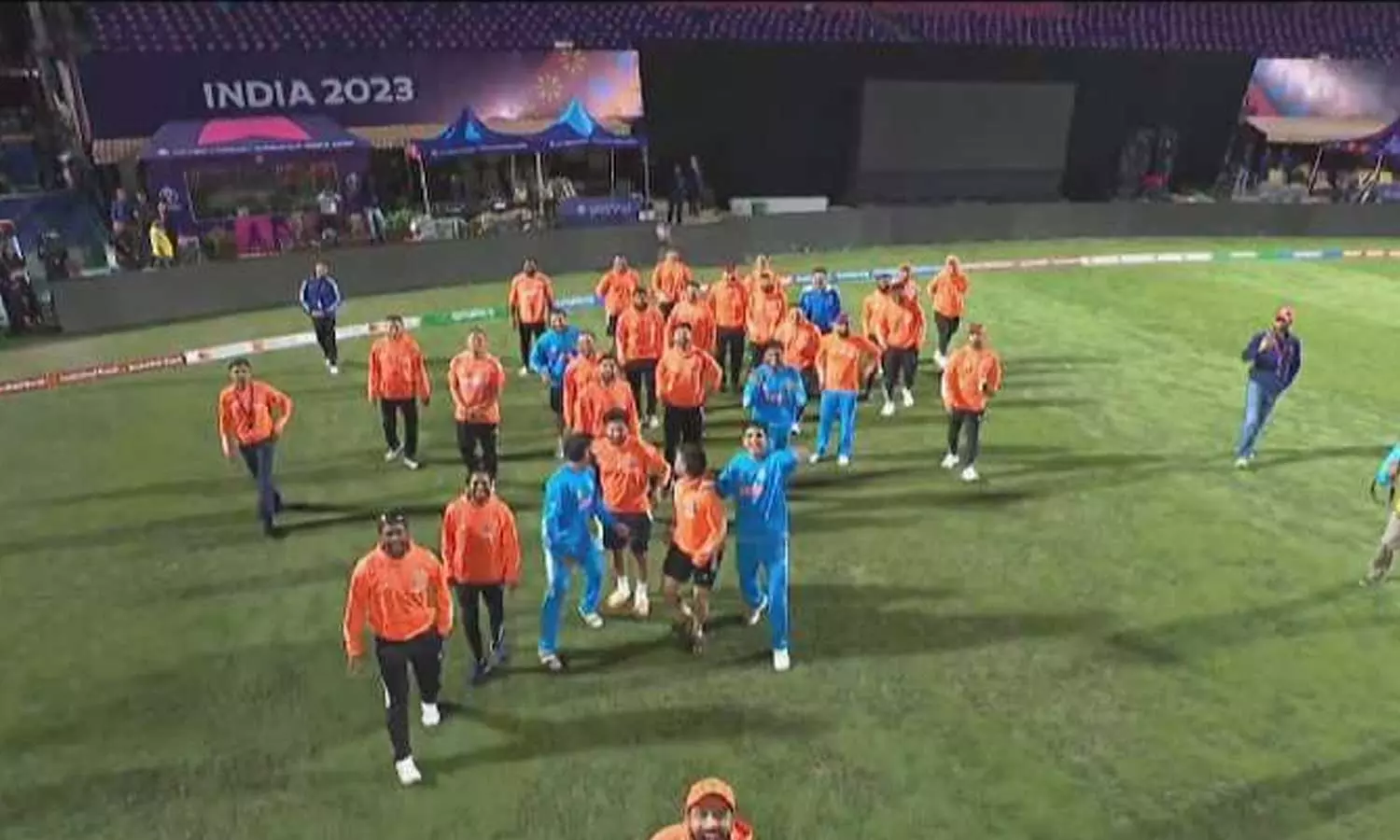 അവാര്ഡെത്തിയത് ഡ്രോണ് ക്യാമറയില്; തരംഗമായി ബെസ്റ്റ് ഫീല്ഡര് പുരസ്കാരം അവാര്ഡെത്തിയത് ഡ്രോണ് ക്യാമറയില്; തരംഗമായി ബെസ്റ്റ് ഫീല്ഡര് പുരസ്കാരം