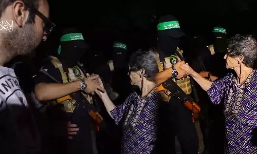 Hamas releases Israel hostages, Salam.. Shalom: Released Israel hostages salute Hamas members, Released Israel hostages shake hands with Hamas members, Nurit Cooper, Yocheved Lifshitz, Israel-Palestine war 2023