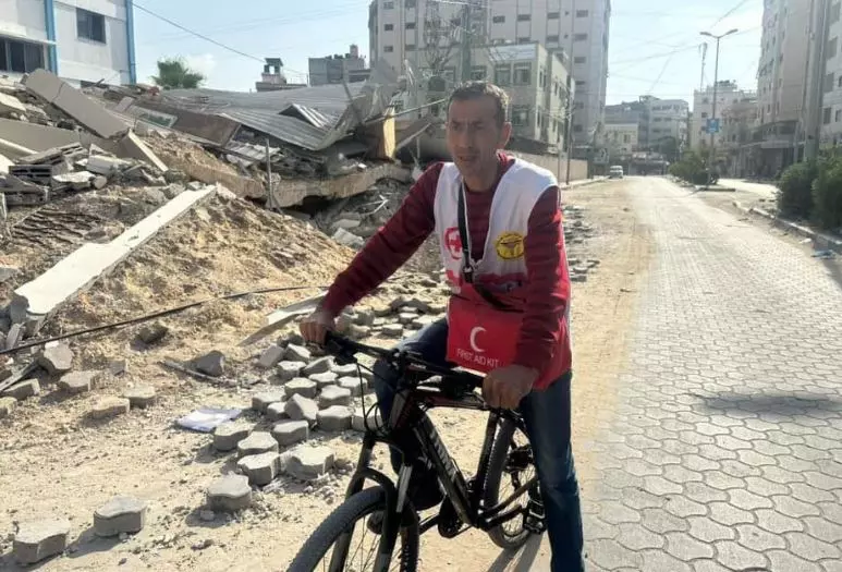 ദിവസേന 30 കിലോ മീറ്റർ സൈക്കിൾ സഞ്ചാരം, ഗസ്സയിൽ പരിക്കേറ്റവരെ ചികിത്സിക്കാൻ ഡോക്ടറുടെ യാത്ര