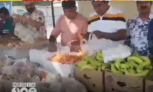 തൊഴിലാളികൾക്ക് വെള്ളവും ഭക്ഷണപ്പൊതിയും; വേനൽച്ചൂടിൽ സമാശ്വാസവുമായി പ്രവാസി കൂട്ടായ്മ