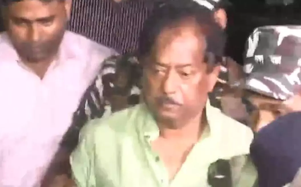 റേഷൻ അഴിമതി; പശ്ചിമ ബംഗാൾ മന്ത്രിയെ ഇ.ഡി അറസ്റ്റുചെയ്തു റേഷൻ അഴിമതി; പശ്ചിമ ബംഗാൾ മന്ത്രിയെ ഇ.ഡി അറസ്റ്റുചെയ്തു