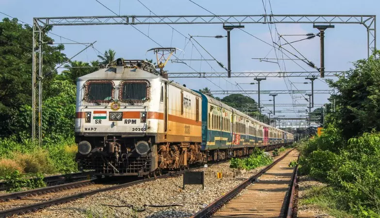 ട്രെയിൻ വൈകിയതിനാൽ യാത്ര മുടങ്ങി, റെയിൽവേ 60,000 രൂപ നഷ്ടപരിഹാരം നൽകണം ട്രെയിൻ വൈകിയതിനാൽ യാത്ര മുടങ്ങി, റെയിൽവേ 60,000 രൂപ നഷ്ടപരിഹാരം നൽകണം