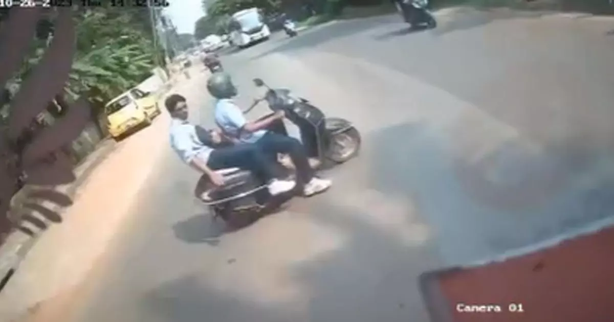 പൂവാട്ടുപറമ്പിൽ ബസും സ്‌കൂട്ടറും കൂട്ടിയിടിച്ചു; രണ്ടുപേർക്ക് പരിക്കേറ്റു