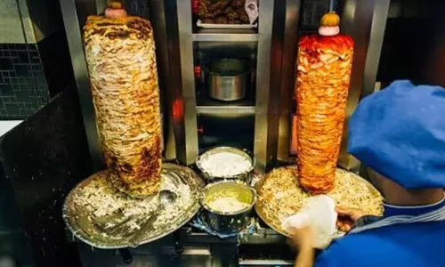 കൊച്ചിയിലെ ഭക്ഷ്യവിഷബാധ; ചികിത്സ തേടിയവരുടെ എണ്ണം പത്തായി