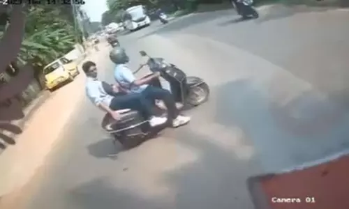 പൂവാട്ടുപറമ്പിൽ ബസും സ്‌കൂട്ടറും കൂട്ടിയിടിച്ചു; രണ്ടുപേർക്ക് പരിക്കേറ്റു