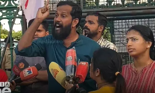 DYFI has protested against the action of Suresh Gopi who misbehaved with the journalist