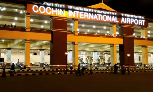 കൊച്ചി എയർപോർട്ടിൽ സുരക്ഷാ ഉദ്യോഗസ്ഥനെ കസ്റ്റംസ് ഓഫീസർ മർദിച്ചതിൽ മനുഷ്യാവകാശ കമ്മീഷന് കേസെടുത്തു കൊച്ചി എയർപോർട്ടിൽ സുരക്ഷാ ഉദ്യോഗസ്ഥനെ കസ്റ്റംസ് ഓഫീസർ മർദിച്ചതിൽ മനുഷ്യാവകാശ കമ്മീഷന് കേസെടുത്തു