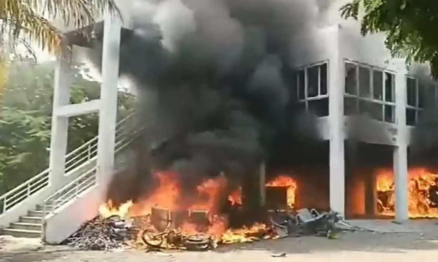 Maratha reservation agitation turns violent in Maharashtra; The house of NCP MLAs was attacked