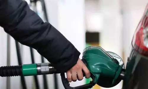 യു.എ.ഇയിൽ ഇന്ധനവില കുറച്ചു; പെട്രോളിന് 41 ഫിൽസ് കുറയും, ഡീസലിന് 15 ഫിൽസും