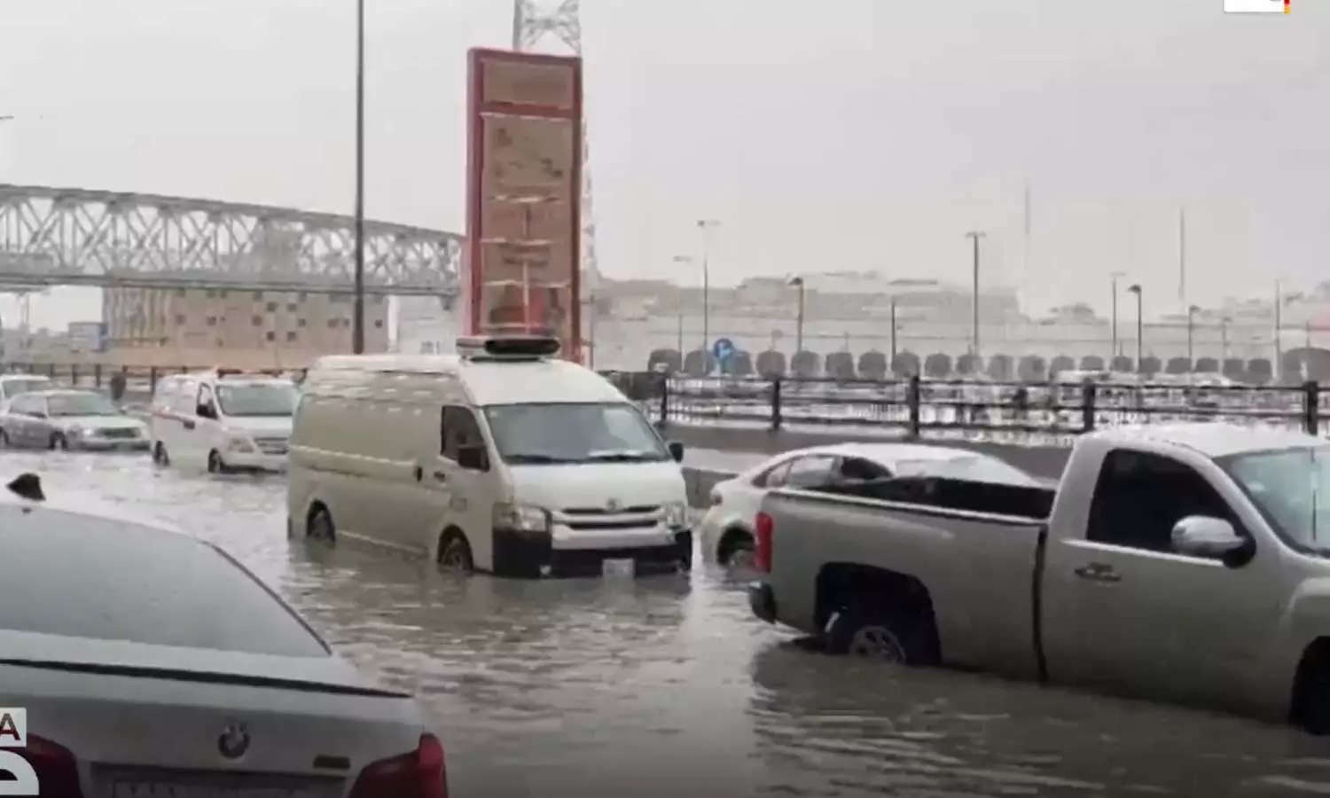 Heavy rain and wind with thunder in different provinces of Saudi Arabia Heavy rain and wind with thunder in different provinces of Saudi Arabia