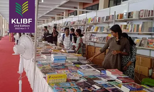 പ്രിയ എഴുത്തുകാരുടെ പുസ്തകങ്ങള് നെഞ്ചോടു ചേര്ത്ത് അക്ഷരപ്രേമികള് പ്രിയ എഴുത്തുകാരുടെ പുസ്തകങ്ങള് നെഞ്ചോടു ചേര്ത്ത് അക്ഷരപ്രേമികള്