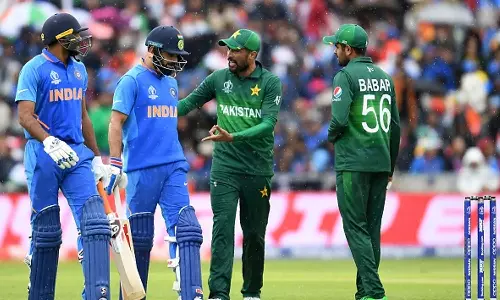 കോഹ്ലി അവർക്കെതിരെ കളിച്ചിരുന്നെങ്കിൽ സച്ചിന്റെ റെക്കോർഡൊക്കെ  പഴങ്കഥയായേനെ; ബാബറിനെതിരെ ആമിറിന്‍റെ ഒളിയമ്പ്