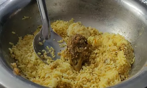 ഓര്‍ഡര്‍ ചെയ്ത ബിരിയാണിയില്‍ കോഴിത്തല; പരാതിയുമായി അധ്യാപിക