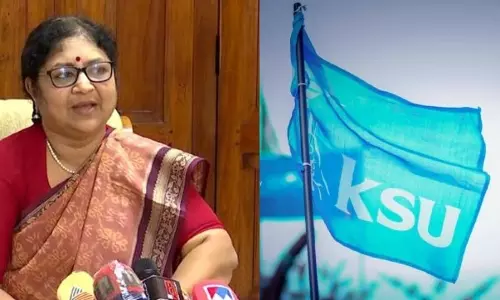 കേരളവർമ തെരഞ്ഞെടുപ്പ് വിവാദം; മന്ത്രി ആർ.ബിന്ദുവിനെ വഴിയിൽ തടഞ്ഞ് കെ.എസ്.യു പ്രവർത്തകർ