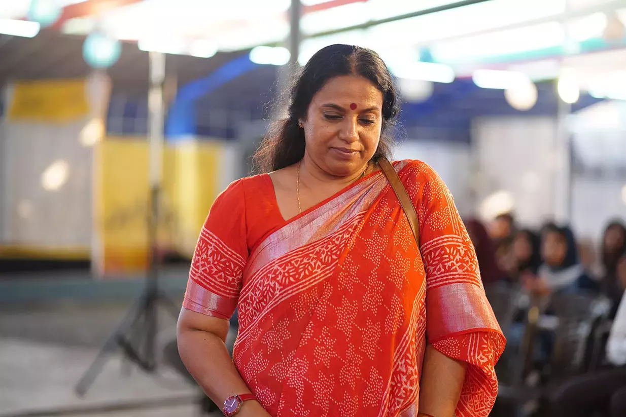 നടി ജോളി ചിറയത്തിന്റെ ആത്മകഥ ‘നിന്ന് കത്തുന്ന കടലുകൾ’ പ്രകാശനം ചെയ്തു