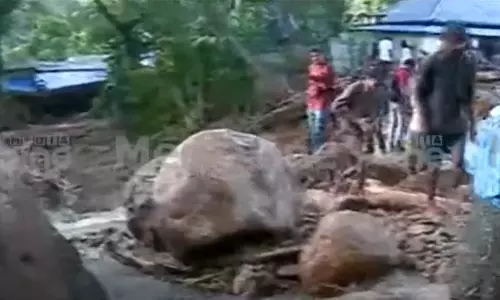 ഇടുക്കി ശാന്തൻപാറയിൽ ഉരുൾപൊട്ടൽ; വീടിനുമുകളിൽ മണ്ണിടിഞ്ഞുവീണ് ഒരു മരണം