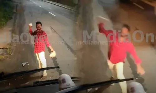 Passenger breaks KSRTC SWIFT Bus window by pelting stones at Palakkad,