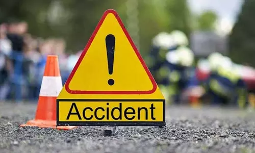 Seven people were injured in a collision between a car and a lorry in Thalikulam, Thrissur