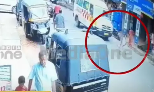 injured,  ambulance, crossing the road, ambulance accident, latest malayalam news, പരിക്ക്, ആംബുലൻസ്, റോഡ് മുറിച്ചുകടക്കൽ, ആംബുലൻസ് അപകടം, ഏറ്റവും പുതിയ മലയാളം വാർത്ത