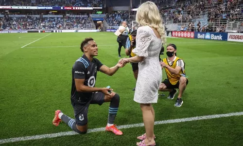 മൈതാനത്തിലെ വിവാഹ അഭ്യര്‍ഥന; പെട്രായും ഡോട്ട്സണും സമ്മാനിച്ച പ്രണയക്കാഴ്ച