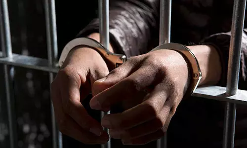 During the medical examination, the suspect was arrested after jumping out of the hospital with handcuffs