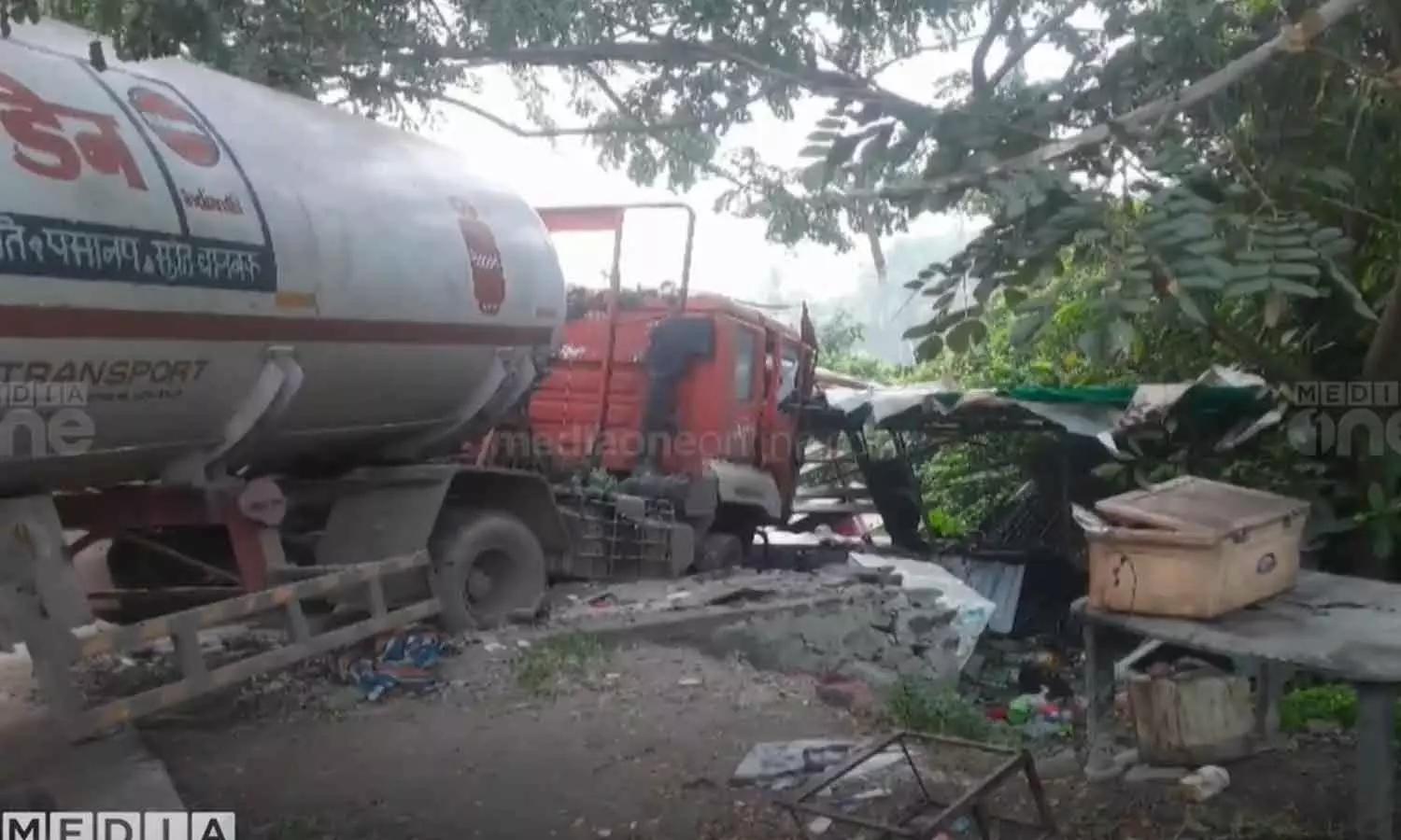 In Tanur, a gas tanker went out of control and rammed into shop; Two people were injured