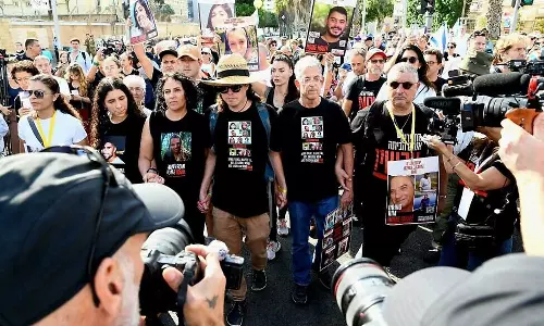 നെതന്യാഹുവിന്‍റെ ഓഫീസിലേക്ക് ബന്ദികളുടെ ബന്ധുക്കളുടെ കൂറ്റൻ റാലി