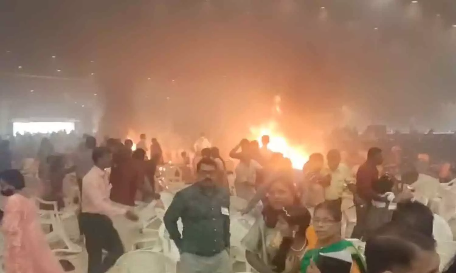 കളമശ്ശേരി സ്ഫോടനത്തിൽ കൊല്ലപ്പെട്ടവരുടെ കുടുംബത്തിന് സർക്കാർ അഞ്ച് ലക്ഷം രൂപ വീതം ധനസഹായം പ്രഖ്യാപിച്ചു കളമശ്ശേരി സ്ഫോടനത്തിൽ കൊല്ലപ്പെട്ടവരുടെ കുടുംബത്തിന് സർക്കാർ അഞ്ച് ലക്ഷം രൂപ വീതം ധനസഹായം പ്രഖ്യാപിച്ചു