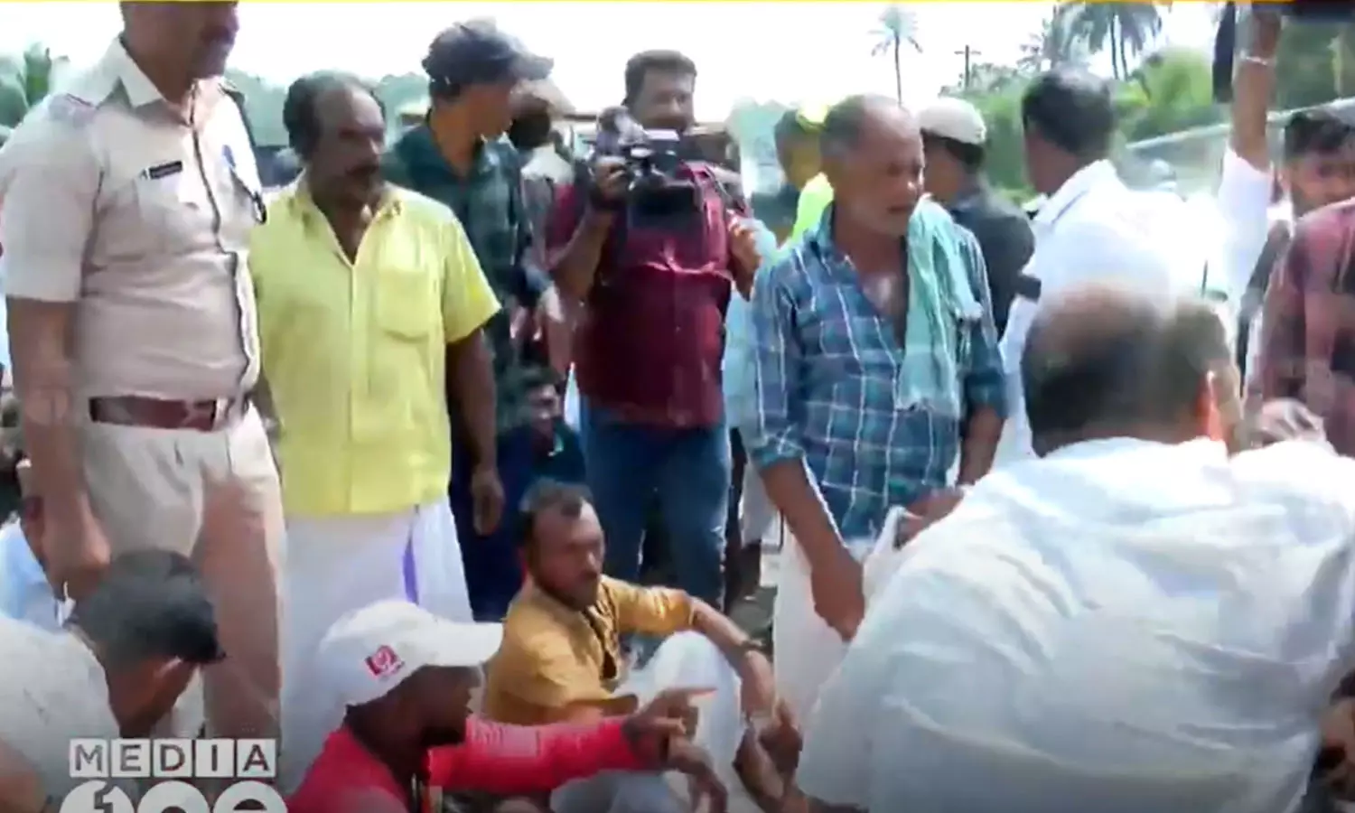 ജില്ലാ കലക്ടറുമായി നടത്തിയ ചർച്ച വിജയം; കോവളത്തെ മത്സ്യത്തൊഴിലാളികളുടെ പ്രതിഷേധം അവസാനിപ്പിച്ചു ജില്ലാ കലക്ടറുമായി നടത്തിയ ചർച്ച വിജയം; കോവളത്തെ മത്സ്യത്തൊഴിലാളികളുടെ പ്രതിഷേധം അവസാനിപ്പിച്ചു