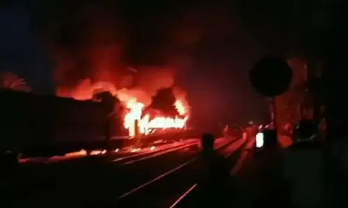 new delhi-Darbhanga Superfast Express,  Uttar Pradesh, train fire, latest malayalam news, ന്യൂ ഡൽഹി-ദർഭംഗ സൂപ്പർഫാസ്റ്റ് എക്സ്പ്രസ്, ഉത്തർപ്രദേശ്, തീവണ്ടി തീ, ഏറ്റവും പുതിയ മലയാളം വാർത്തകൾ