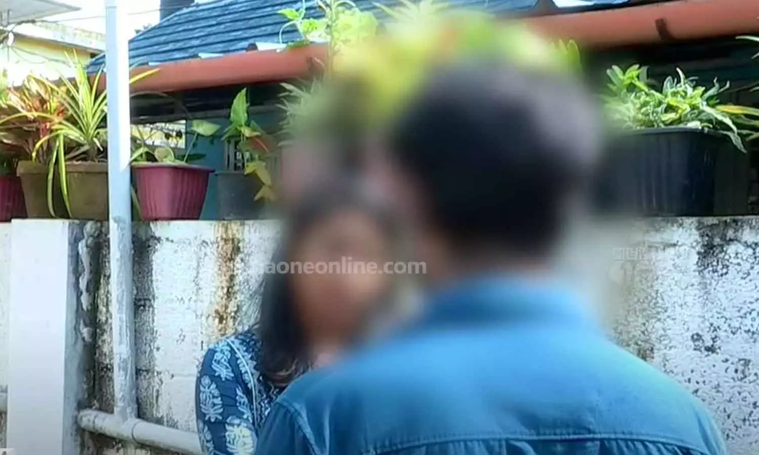 ആലുവയിലെ കുഞ്ഞിന്റെ അച്ഛന് പണം തിരികെ നൽകി കോൺഗ്രസ് നേതാവ് ആലുവയിലെ കുഞ്ഞിന്റെ അച്ഛന് പണം തിരികെ നൽകി കോൺഗ്രസ് നേതാവ്