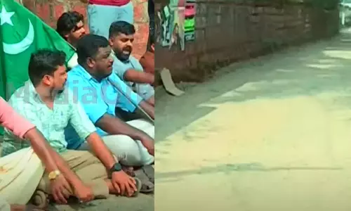 കണ്ണൂരിൽ നവകേരള സദസിന്റെ വേദിയിലേക്ക് മാത്രമായി ടാറിങ്; പ്രതിഷേധവുമായി യൂത്ത് ലീഗ് പ്രവർത്തകർ