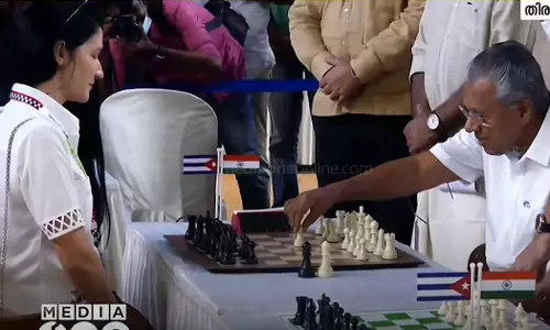 Pinarayi Vijayan playing chess with a Cuban player