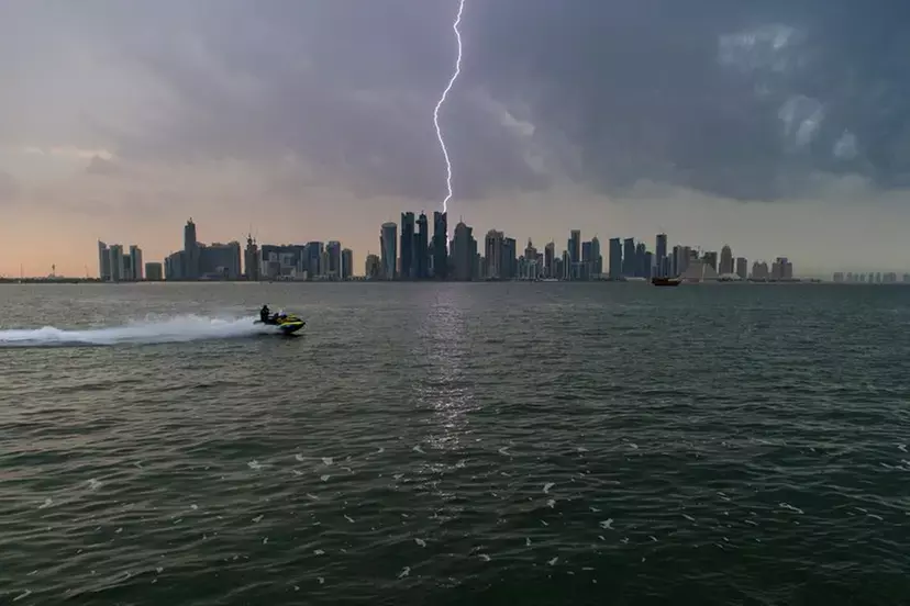 ഖത്തറില്‍ ഇടിയോട് കൂടിയ മഴ ലഭിച്ചു; സമാന കാലാവസ്ഥ തുടരും