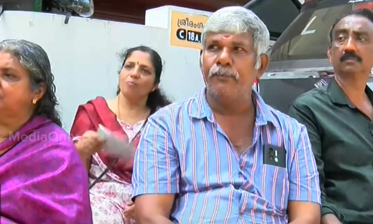 Investors protest in front of VS Shivakumars house