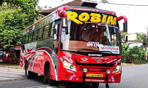റോബിൻ ബസ് സർവീസ് തുടങ്ങി; പെർമിറ്റ് ലംഘിച്ചെന്ന് എം.വി.ഡി, 7500 രൂപ പിഴ റോബിൻ ബസ് സർവീസ് തുടങ്ങി; പെർമിറ്റ് ലംഘിച്ചെന്ന് എം.വി.ഡി, 7500 രൂപ പിഴ