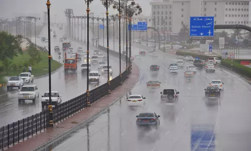 ഒമാനിൽ വിവിധ പ്രദേശങ്ങളിൽ മഴ തുടരുന്നു