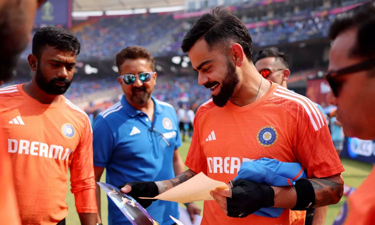 ഫൈനലിന് മുമ്പ് കോഹ്ലിക്ക് സച്ചിന്റെ സര്പ്രൈസ് സമ്മാനം ഫൈനലിന് മുമ്പ് കോഹ്ലിക്ക് സച്ചിന്റെ സര്പ്രൈസ് സമ്മാനം